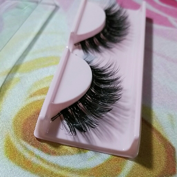 *LOW IN STOCK* C2 Chanel Lashes by Lash Levels - Picture 4 of 5